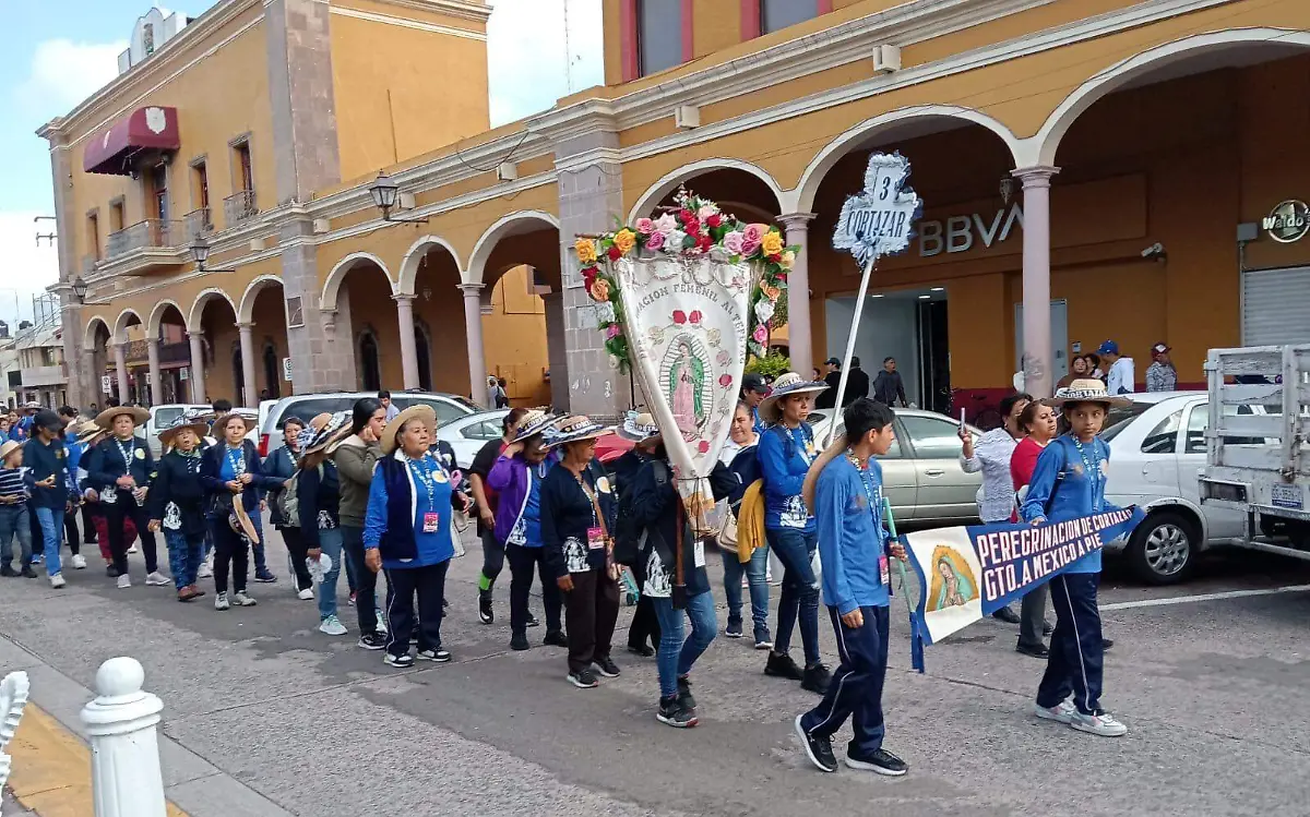 Aproximadamente un centenar